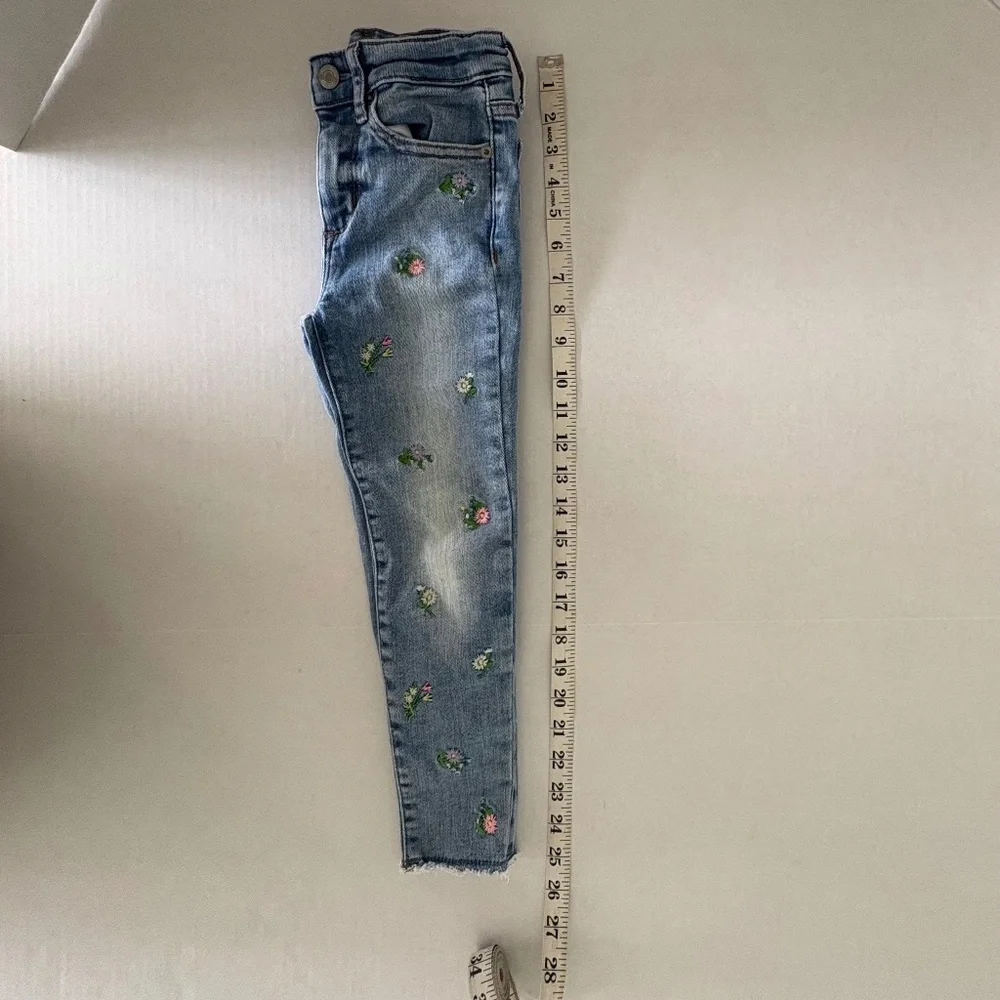 GAP Kids Begging Denim High Rise With Embroidered‎ Flowers - Size 6.